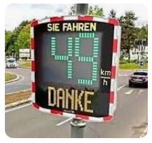 Geschwindigkeitsanzeigetafel, die 49 km/h mit der Nachricht "DANKE" anzeigt.